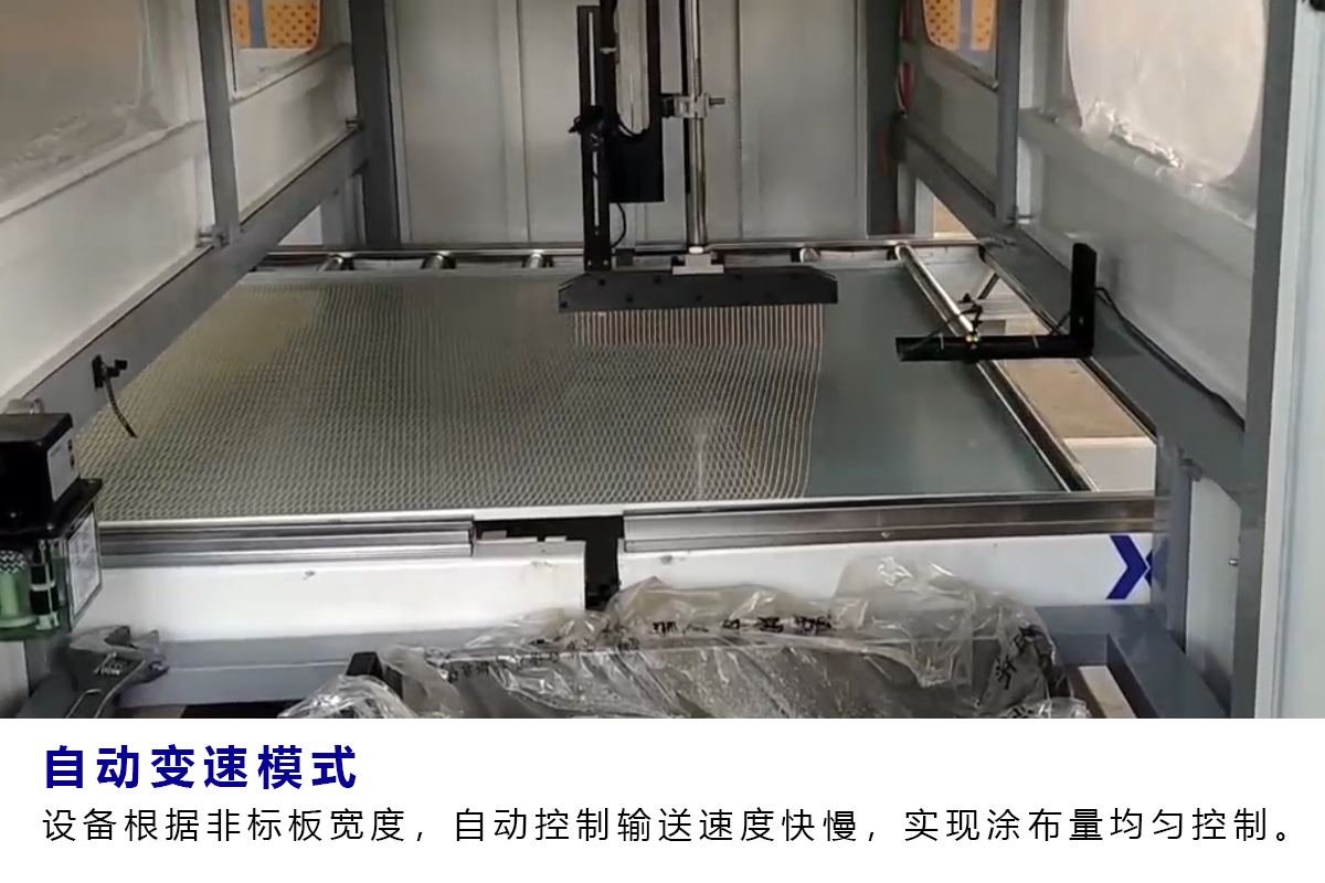 How can a fully automatic glue applicator maintain a consistent glue output when the board sizes are different?